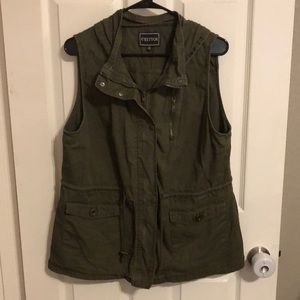 C’Esttoi Army Green hooded Vest